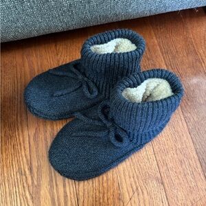 NWOT Bombas women’s gripper slippers with bows - size Small